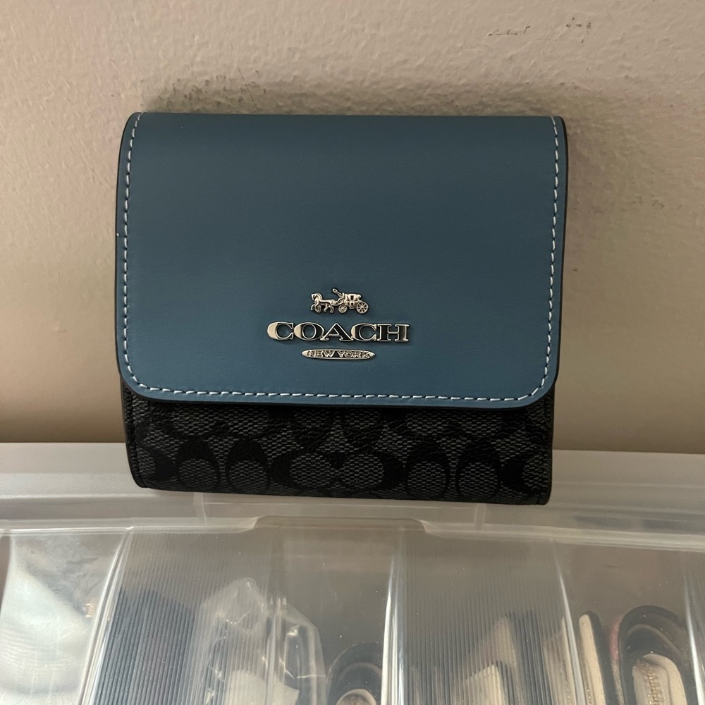 Last one! NWT Coach Outlet Small Trifold Wallet In Colorblock Micro Signature